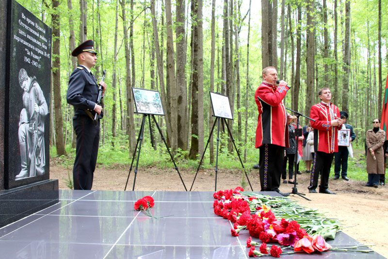 7 мая в деревне Осов открыли памятный знак в честь партизанского отряда № 45 «За Родину» 7 мая в деревне Осов открыли памятный знак в честь партизанского отряда № 45 «За Родину»