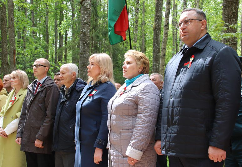 7 мая в деревне Осов открыли памятный знак в честь партизанского отряда № 45 «За Родину» 7 мая в деревне Осов открыли памятный знак в честь партизанского отряда № 45 «За Родину»