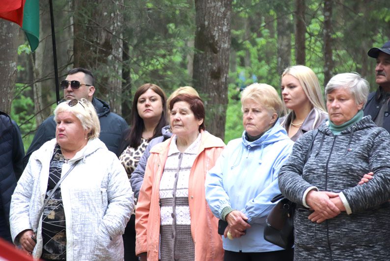 7 мая в деревне Осов открыли памятный знак в честь партизанского отряда № 45 «За Родину» 7 мая в деревне Осов открыли памятный знак в честь партизанского отряда № 45 «За Родину»