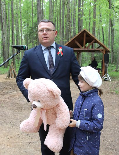 7 мая в деревне Осов открыли памятный знак в честь партизанского отряда № 45 «За Родину» 7 мая в деревне Осов открыли памятный знак в честь партизанского отряда № 45 «За Родину»