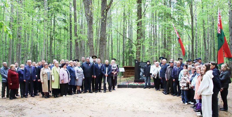 7 мая в деревне Осов открыли памятный знак в честь партизанского отряда № 45 «За Родину» 7 мая в деревне Осов открыли памятный знак в честь партизанского отряда № 45 «За Родину»