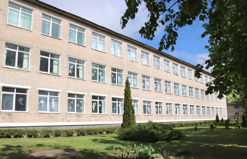 Фотофакт: Как украсили здание средней школы №2 по случаю юбилея Великой Победы