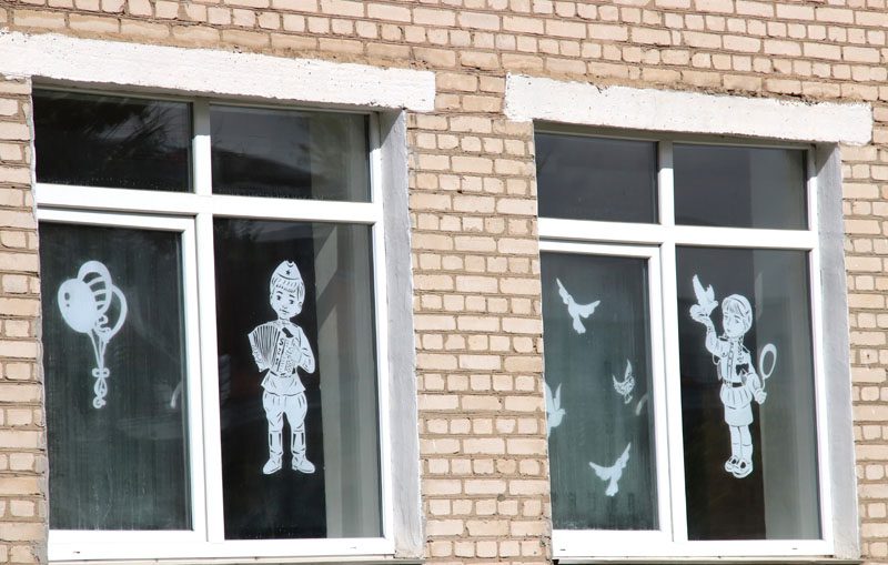 Фотофакт: Как украсили здание средней школы №2 по случаю юбилея Великой Победы