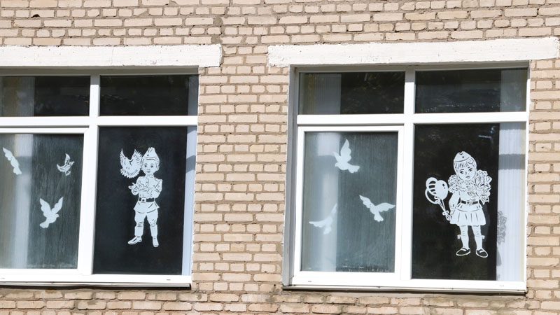 Фотофакт: Как украсили здание средней школы №2 по случаю юбилея Великой Победы