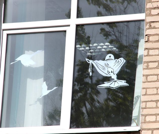 Фотофакт: Как украсили здание средней школы №2 по случаю юбилея Великой Победы