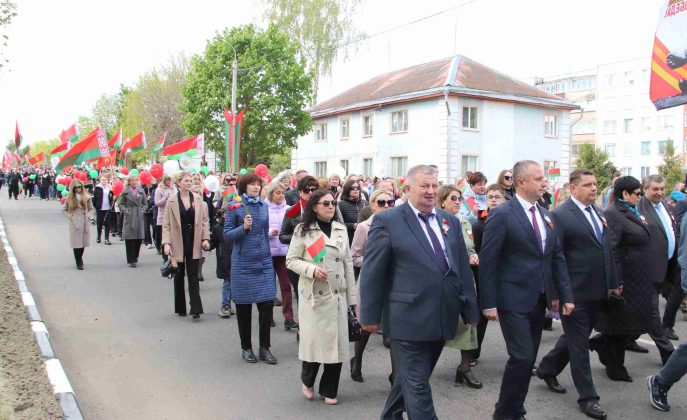 Праздничная колонна и концерт. Как в Костюковичах встретили День Победы