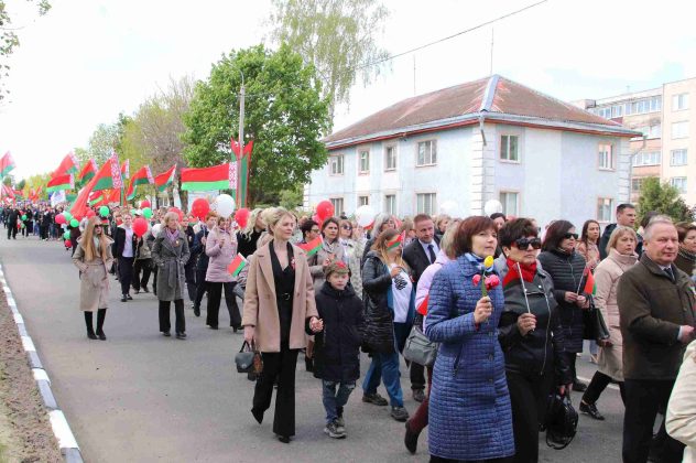 Праздничная колонна и концерт. Как в Костюковичах встретили День Победы