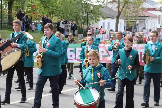 Праздничная колонна и концерт. Как в Костюковичах встретили День Победы