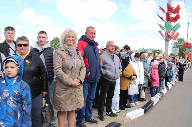 Праздничная колонна и концерт. Как в Костюковичах встретили День Победы