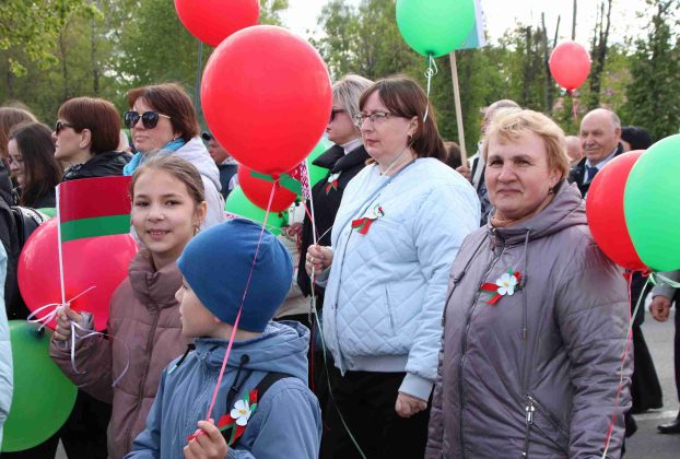 Праздничная колонна и концерт. Как в Костюковичах встретили День Победы