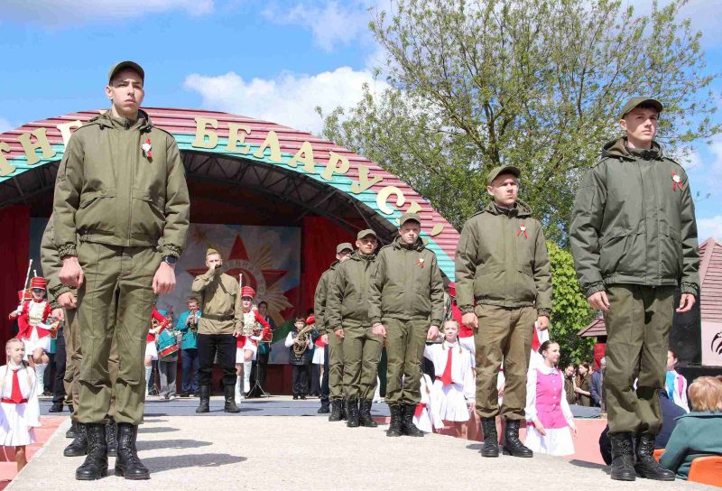 Праздничная колонна и концерт. Как в Костюковичах встретили День Победы