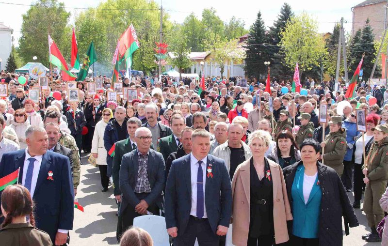 Праздничная колонна и концерт. Как в Костюковичах встретили День Победы