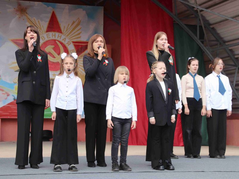 Праздничная колонна и концерт. Как в Костюковичах встретили День Победы