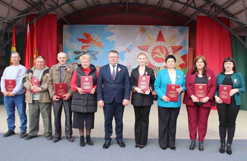 Праздничная колонна и концерт. Как в Костюковичах встретили День Победы