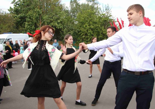 Праздничная колонна и концерт. Как в Костюковичах встретили День Победы