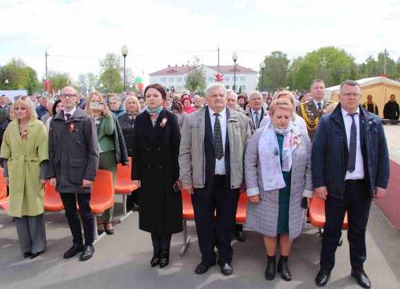Праздничная колонна и концерт. Как в Костюковичах встретили День Победы