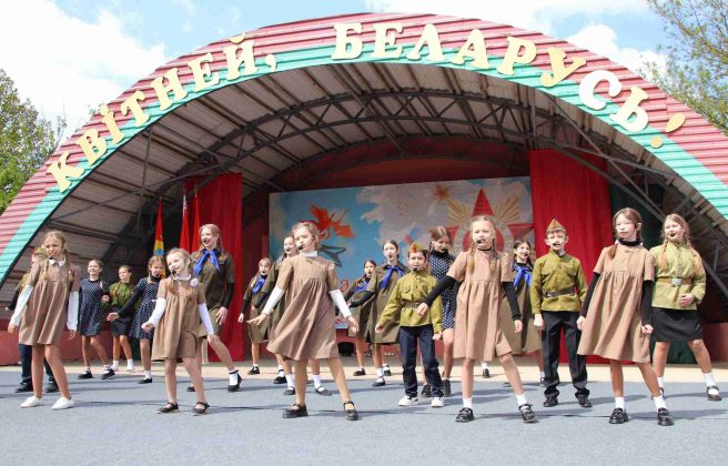 Праздничная колонна и концерт. Как в Костюковичах встретили День Победы