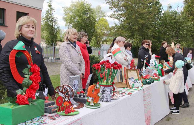 Праздничная колонна и концерт. Как в Костюковичах встретили День Победы