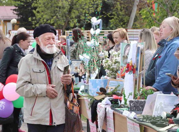 Праздничная колонна и концерт. Как в Костюковичах встретили День Победы