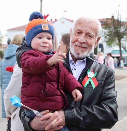 Праздничная колонна и концерт. Как в Костюковичах встретили День Победы