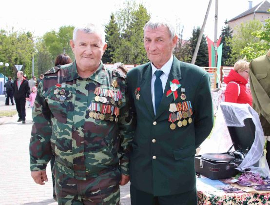 Праздничная колонна и концерт. Как в Костюковичах встретили День Победы