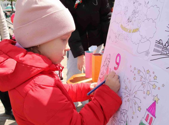 Праздничная колонна и концерт. Как в Костюковичах встретили День Победы