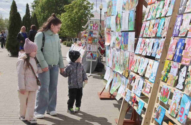 Праздничная колонна и концерт. Как в Костюковичах встретили День Победы