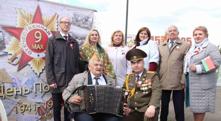 Праздничная колонна и концерт. Как в Костюковичах встретили День Победы