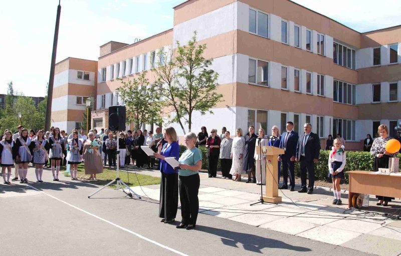 Фотофакт: Торжественная линейка состоялась в средней школе № 4