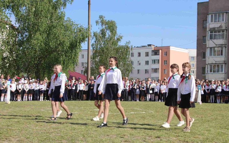 Фотофакт: Торжественная линейка состоялась в средней школе № 4