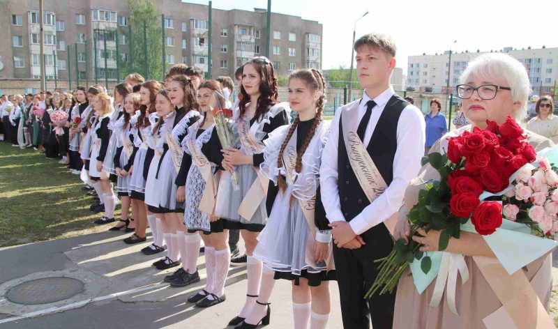 Фотофакт: Торжественная линейка состоялась в средней школе № 4