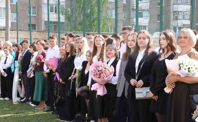 Фотофакт: Торжественная линейка состоялась в средней школе № 4