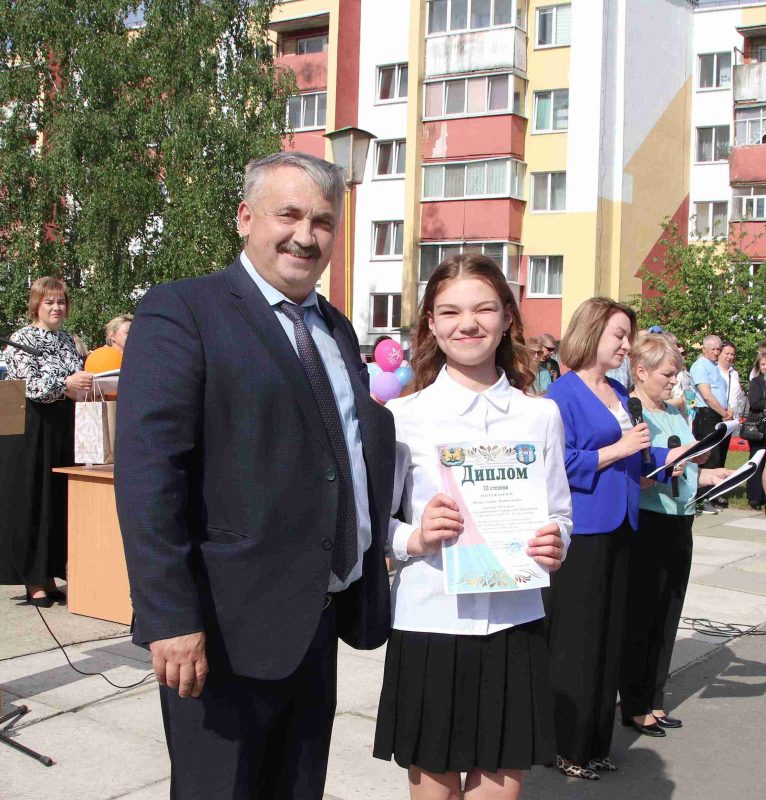 Фотофакт: Торжественная линейка состоялась в средней школе № 4