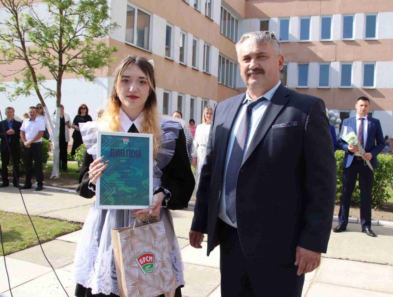 Фотофакт: Торжественная линейка состоялась в средней школе № 4