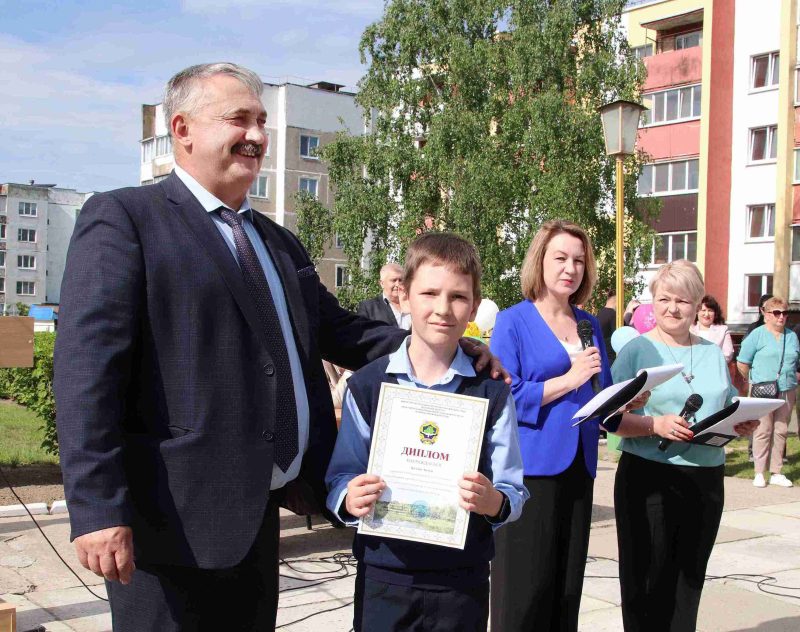 Фотофакт: Торжественная линейка состоялась в средней школе № 4