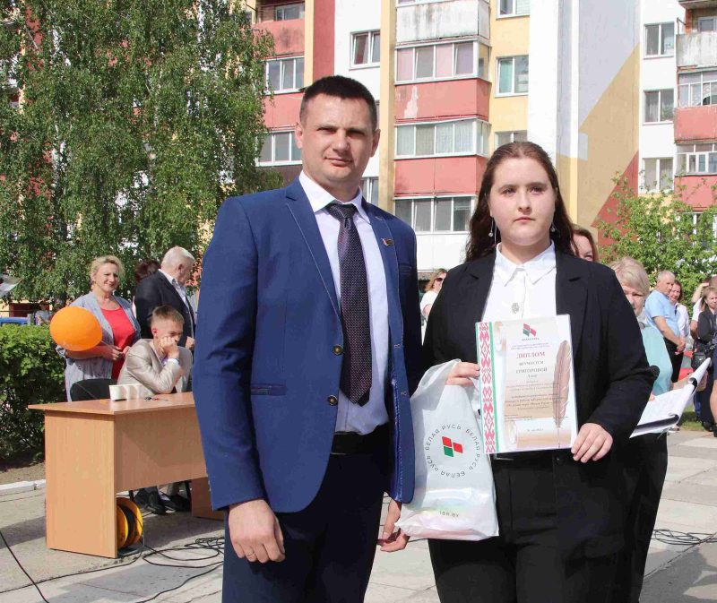 Фотофакт: Торжественная линейка состоялась в средней школе № 4