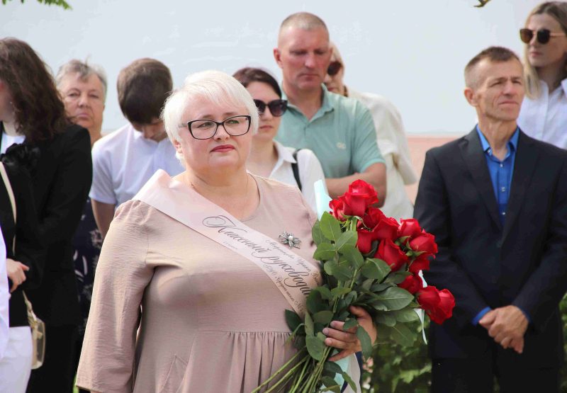 Фотофакт: Торжественная линейка состоялась в средней школе № 4