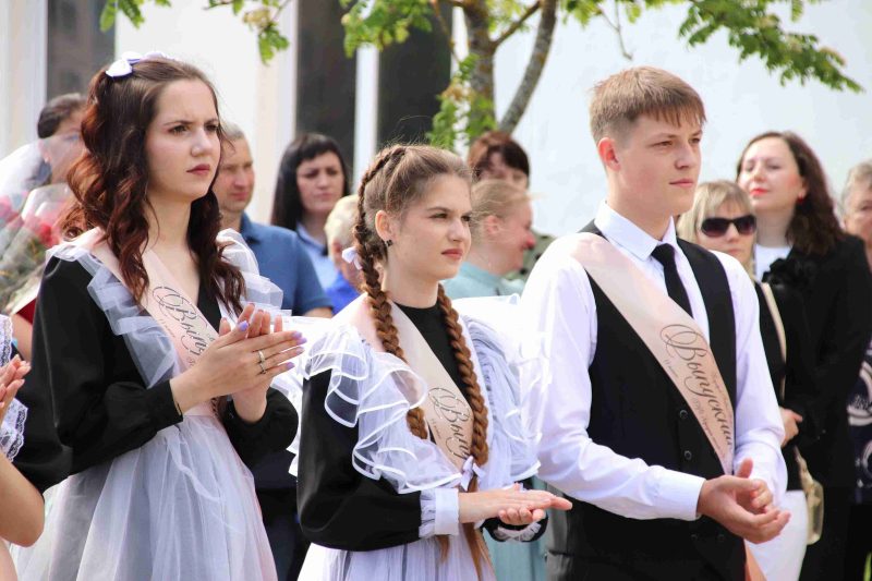 Фотофакт: Торжественная линейка состоялась в средней школе № 4