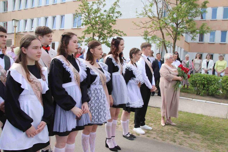 Фотофакт: Торжественная линейка состоялась в средней школе № 4