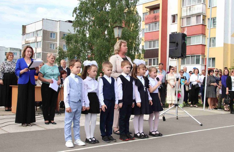 Фотофакт: Торжественная линейка состоялась в средней школе № 4