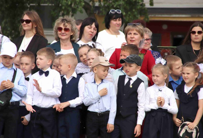 Фотофакт: Торжественная линейка состоялась в средней школе № 4