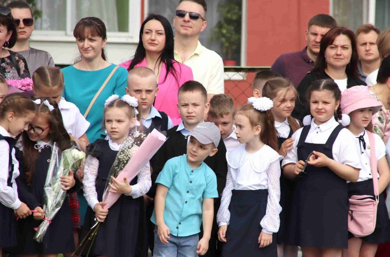 Фотофакт: Торжественная линейка состоялась в средней школе № 4