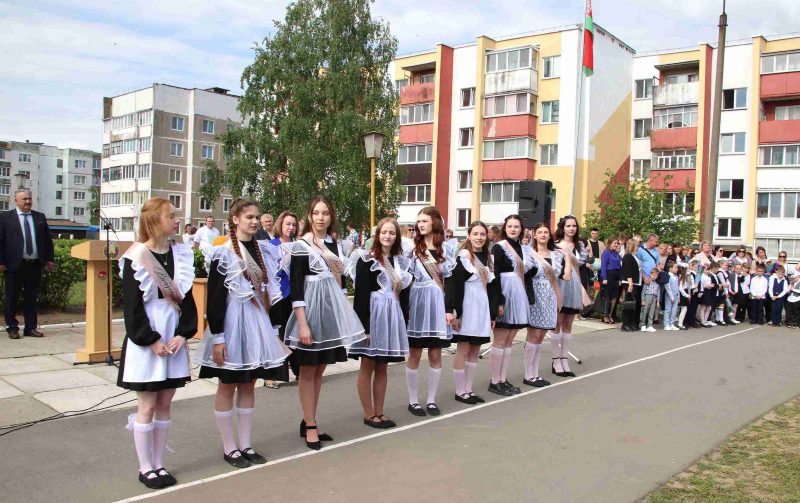 Фотофакт: Торжественная линейка состоялась в средней школе № 4