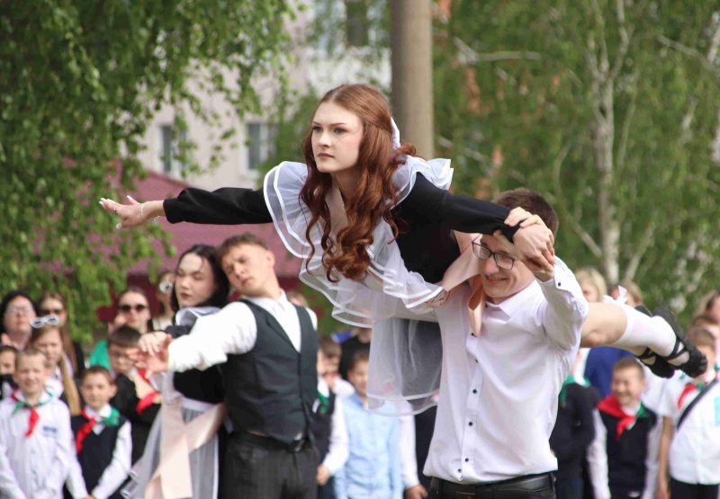 Фотофакт: Торжественная линейка состоялась в средней школе № 4