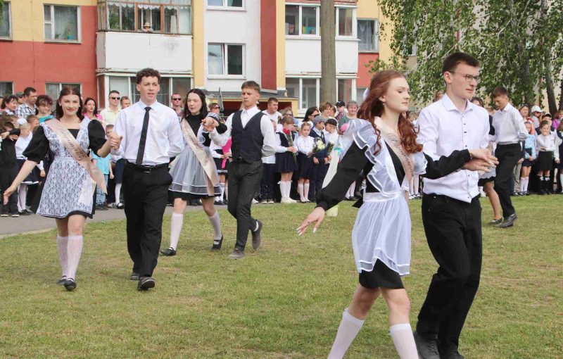 Фотофакт: Торжественная линейка состоялась в средней школе № 4