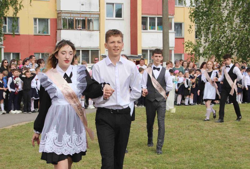 Фотофакт: Торжественная линейка состоялась в средней школе № 4