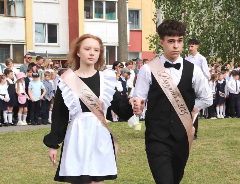 Фотофакт: Торжественная линейка состоялась в средней школе № 4