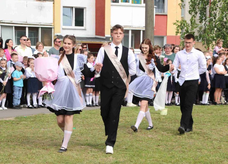 Фотофакт: Торжественная линейка состоялась в средней школе № 4