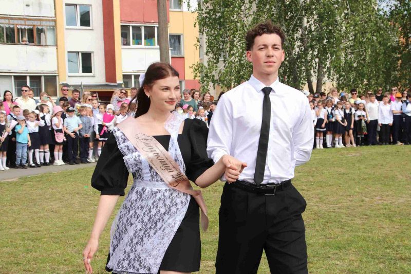 Фотофакт: Торжественная линейка состоялась в средней школе № 4