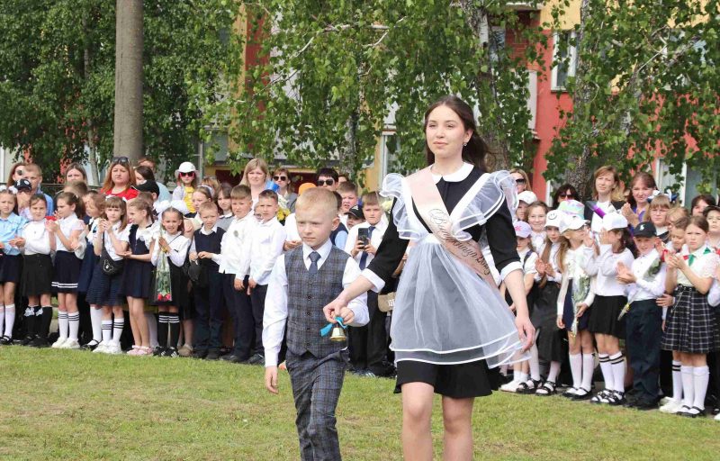 Фотофакт: Торжественная линейка состоялась в средней школе № 4